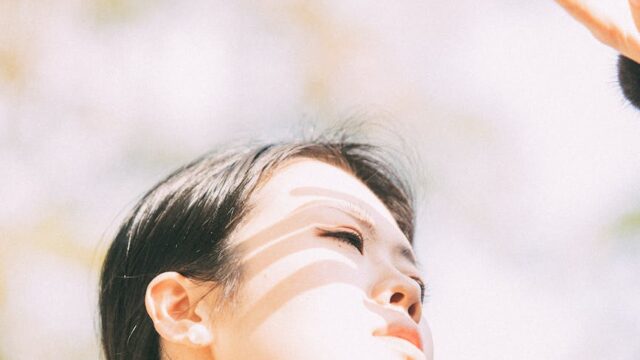 sun can damage eyes: shielding face from sun